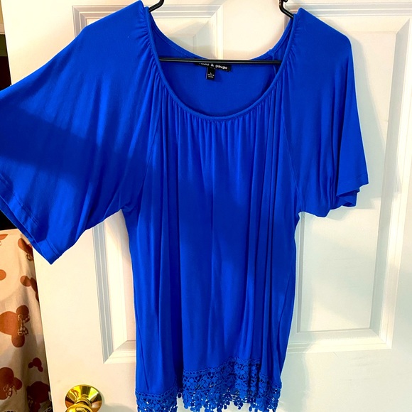 Bell sleeve lace bottom size L t shirt - Picture 1 of 4